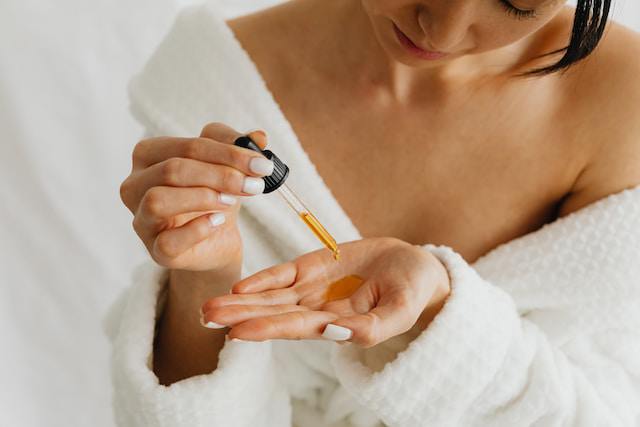 Retinol còn đặc biệt hiệu quả trong việc điều trị mụn trứng cá và cải thiện kết cấu da.