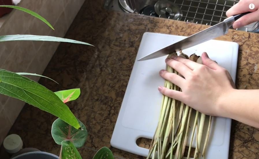 Sả mua về nên rửa sạch, để khô ráo rồi cắt nhỏ.
