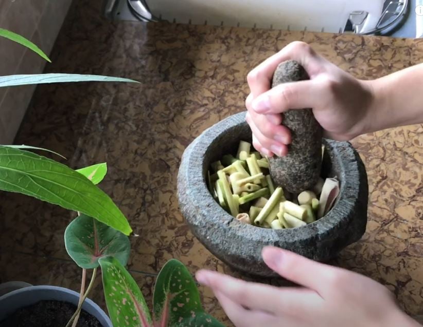 Đập dập sả trước khi ngâm.