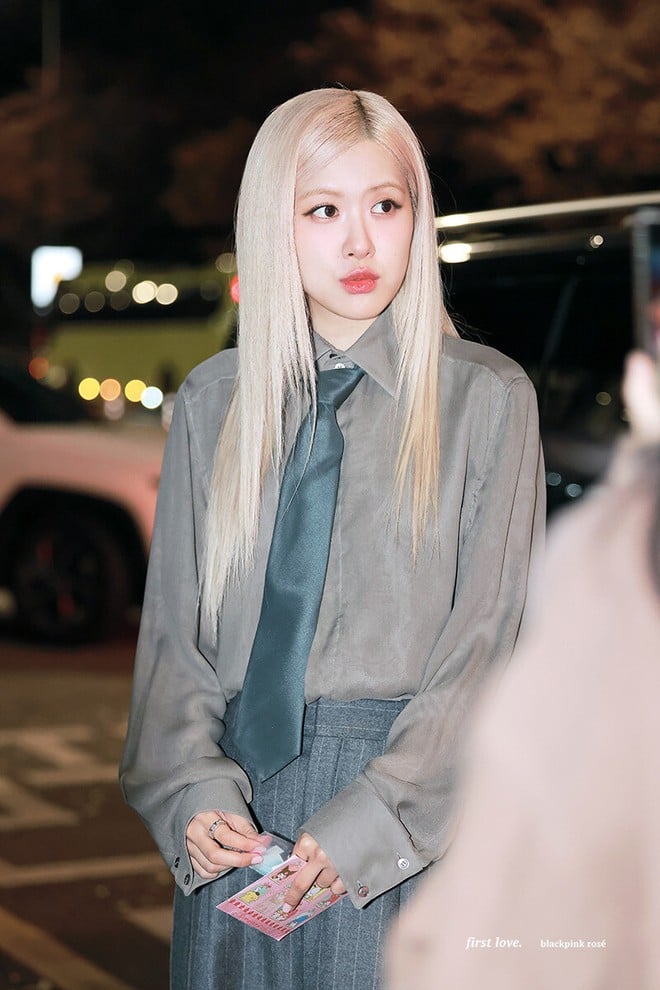 Rosé khiến người hâm mộ thích thú khi kết hợp áo sơ mi cùng quần âu và cà vạt 