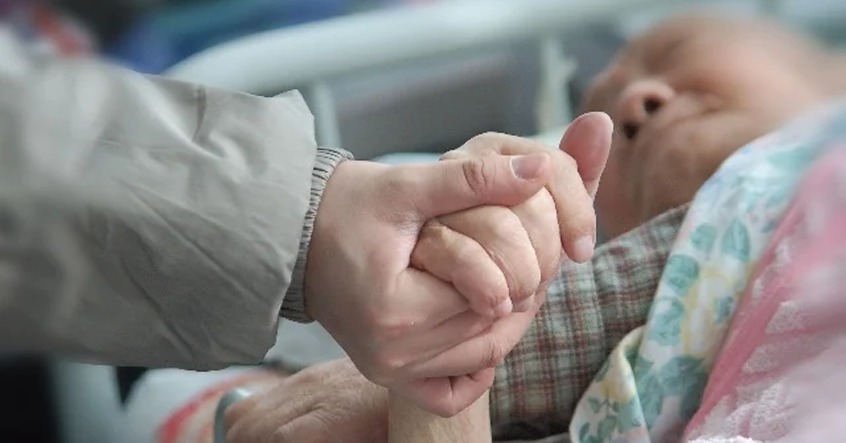 Lời hối tiếc phổ biến thứ hai mà Weir nghe được từ những người sắp qua đời là không sống thật với bản thân.