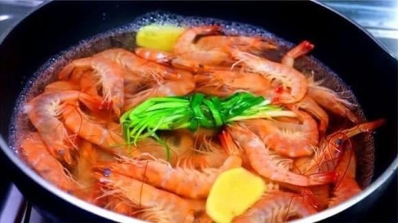 Khi tôm chín, vớt tôm ra ngay và cho vào bát nước lạnh để dừng quá trình nấu, giúp tôm giòn và giữ màu sắc đẹp.