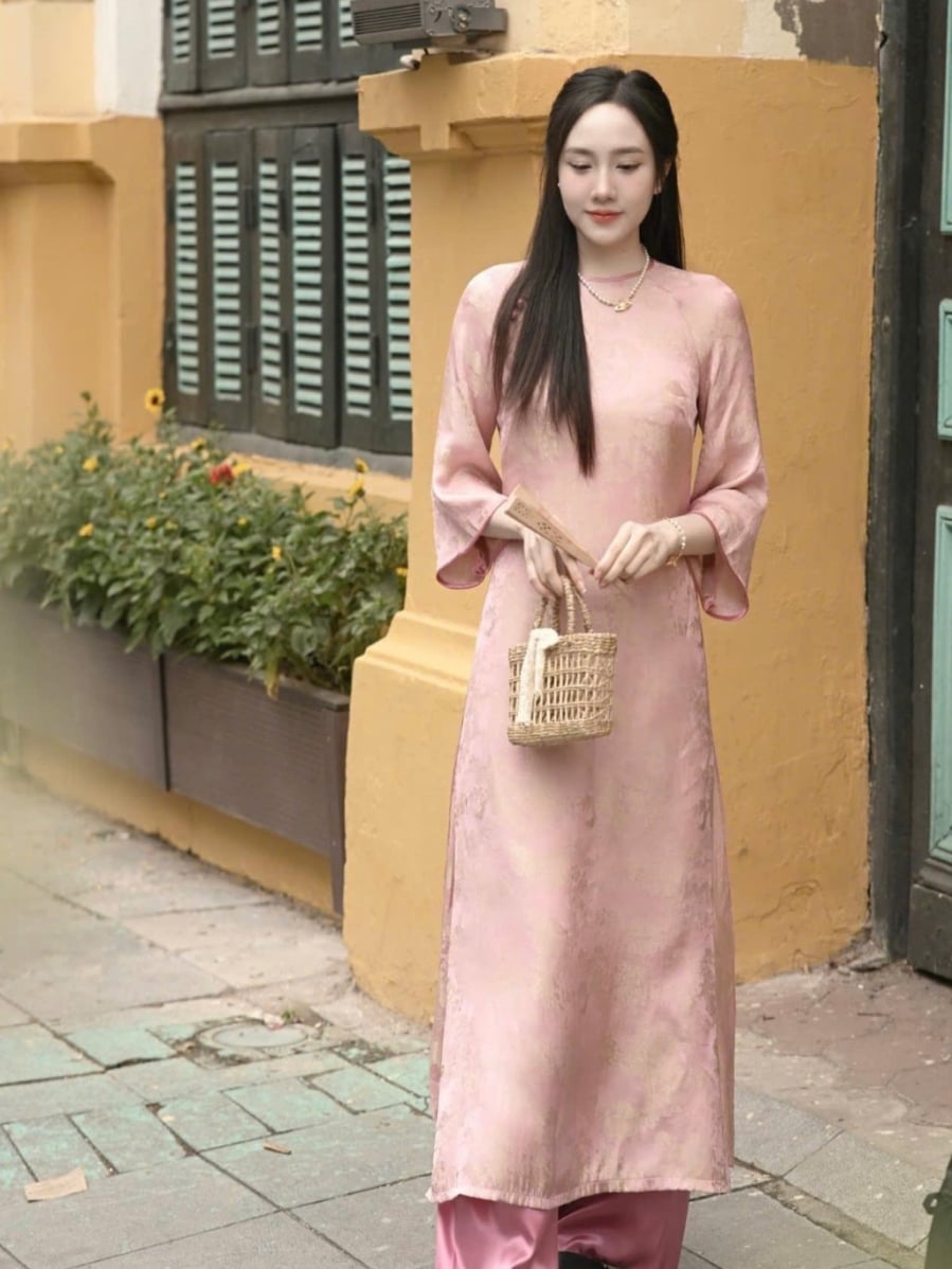 Tà áo dài cao sẽ giúp bạn có sự thoải mái trong di chuyển và tạo ấn tượng về một đôi Shbet888 phiên bản mới nhất hơn. 