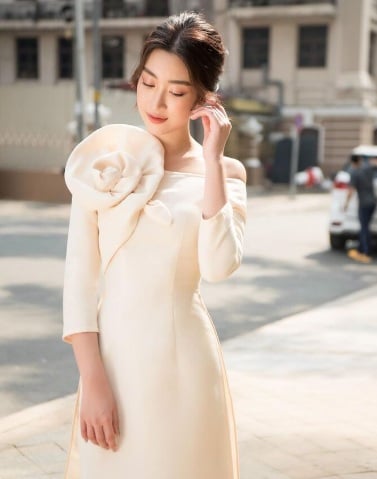 Để tạo sự cân đối cho Sh88bet đăng ký miễn phí và tôn lên vóc dáng, bạn có thể chọn những chiếc áo dài có chi tiết nhấn ở phần eo 
