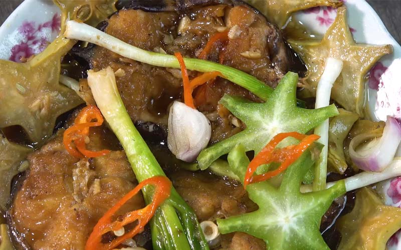 Bạn cũng có thể ngâm cá trong nước vo gạo trong khoảng 10-15 phút trước khi nấu