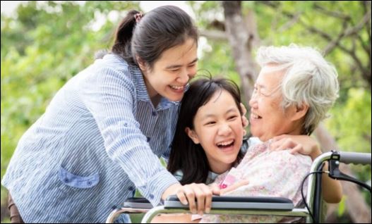Những đứa trẻ có tinh thần trách nhiệm thường xuất phát từ lòng hiếu thảo, luôn sẵn sàng giúp đỡ, chăm sóc cha mẹ. (ảnh minh họa)