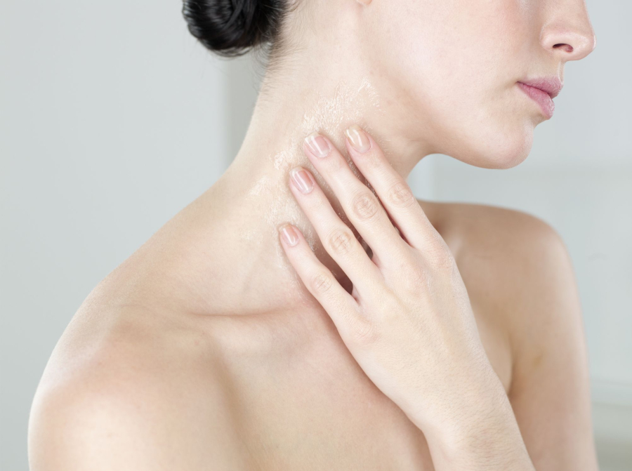 Tiếp xúc trực tiếp với ánh nắng mà không bảo vệ là nguyên nhân phổ biến gây sạm đen.
