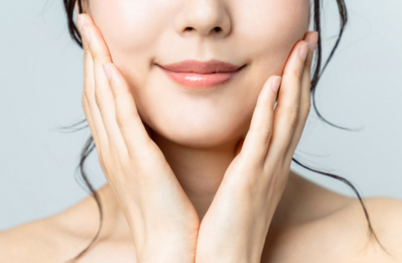 Tiếp xúc với ánh nắng mặt trời lâu dài có thể tăng tình trạng lão hóa da, gây ra nếp nhăn, đốm đồi mồi…