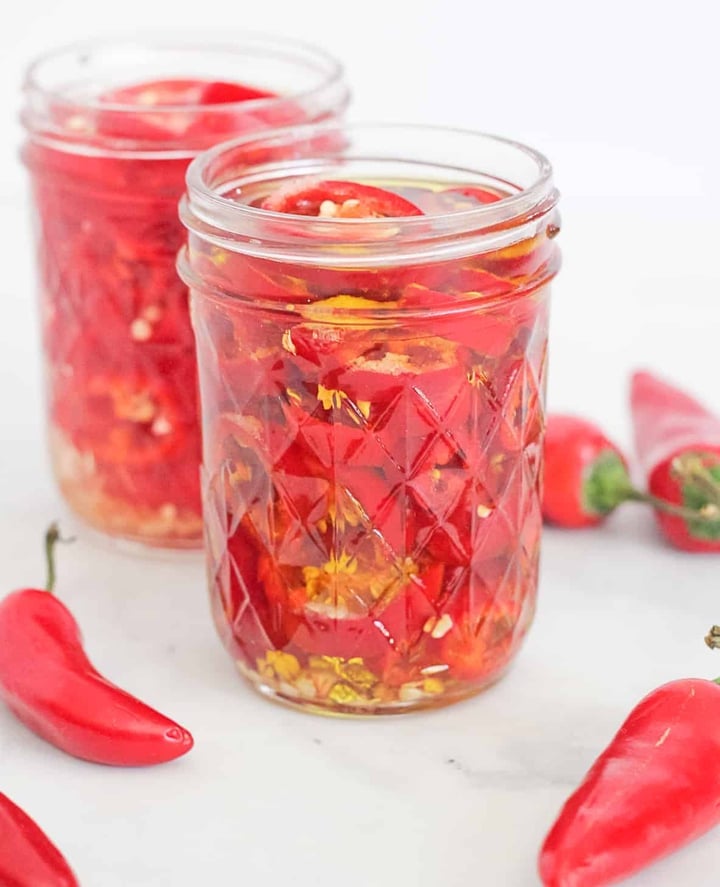 Ngâm ớt trong giấm và dầu ăn cũng là phương pháp bảo quản truyền thống rất hiệu quả