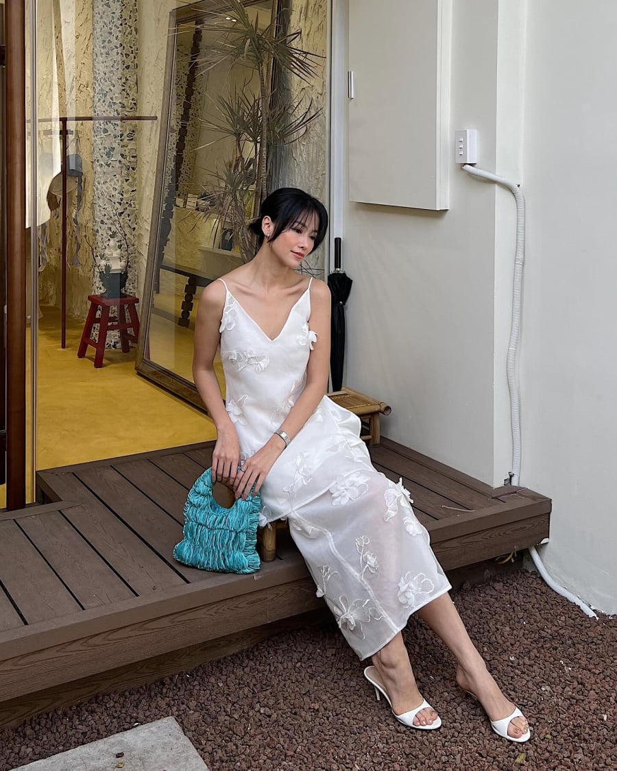 Cô thường xuyên chọn những chiếc váy hai dây dáng dài, váy ngắn suông nhẹ, chân váy midi để hoàn thiện phong cách.