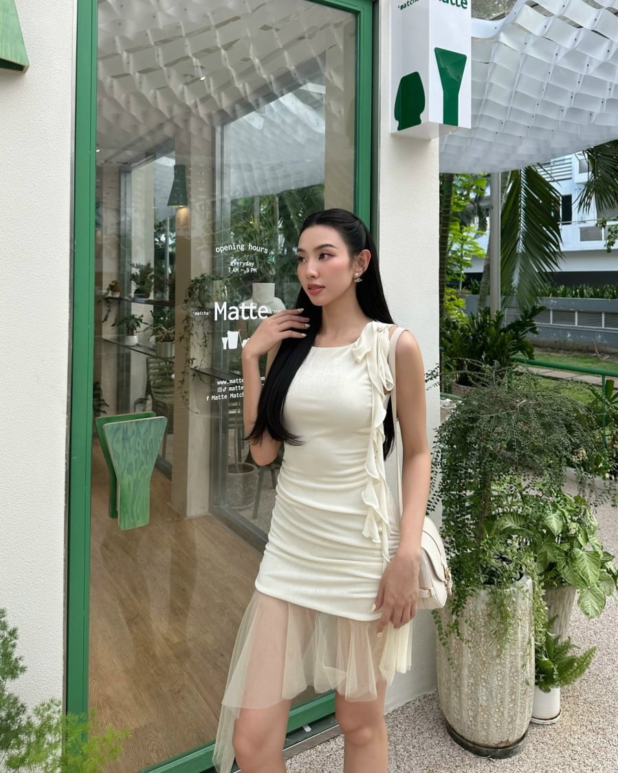 Thùy Tiên còn có không ít set đồ nổi bật, hợp xu hướng, chẳng hạn như váy bất đối xứng, váy bèo nhún, áo trễ vai và quần ống rộng…