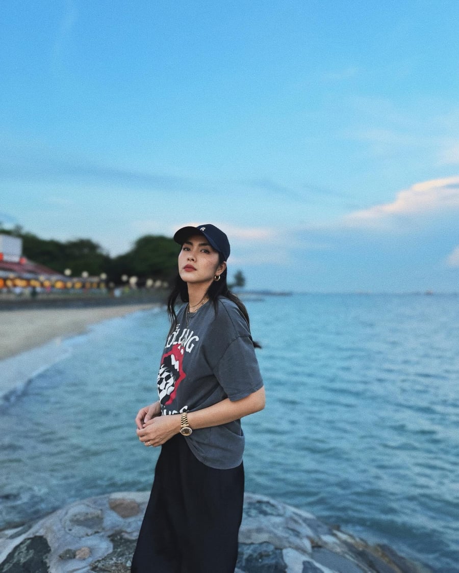 Tăng Thanh Hà dành sự yêu thích cho các món thời trang mang tông màu trung tính. 