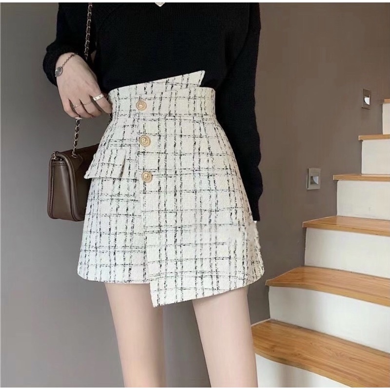 Chân váy tweed rất linh hoạt, có thể phối với áo thun đơn giản để tạo vẻ năng động, hoặc kết hợp với áo sơ mi hay blazer cũng đẹp