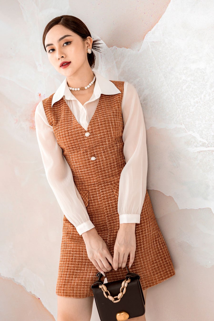 Váy tweed dáng suông là sự lựa chọn hoàn hảo cho những ai yêu thích phong cách tối giản mà vẫn muốn giữ được nét sang trọng