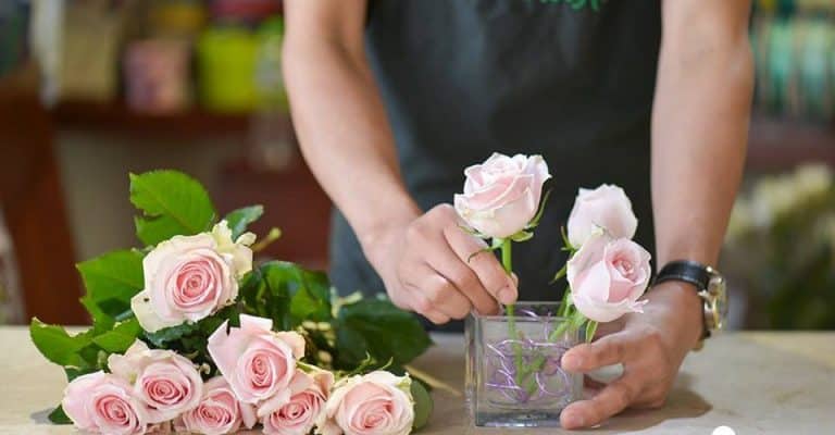 Gia chủ nên tìm hiểu kỹ về ý nghĩa của từng loại hoa trước khi quyết định
