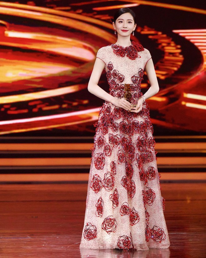 Lưu Thi Thi luôn duy trì phong cách thời trang chỉn chu, sang trọng.