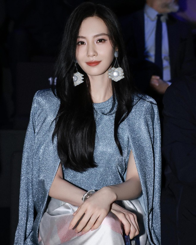 Cô thường diện những bộ váy đầm đa dạng nhưng vẫn giữ được nét thanh nhã và tinh tế.
