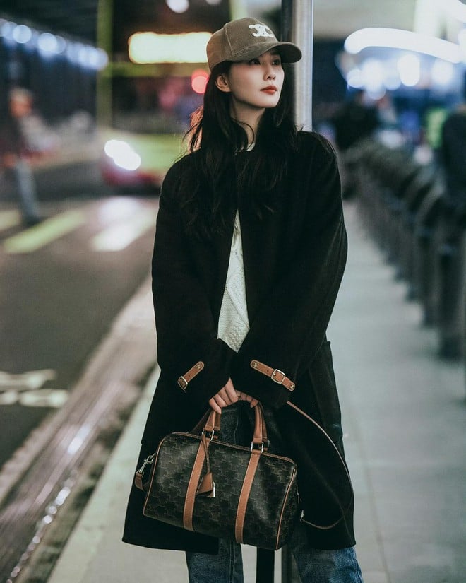 Vào mùa đông, những món đồ như blazer, áo dạ dáng dài và boots cao cổ thường xuyên xuất hiện trong tủ đồ của cô.