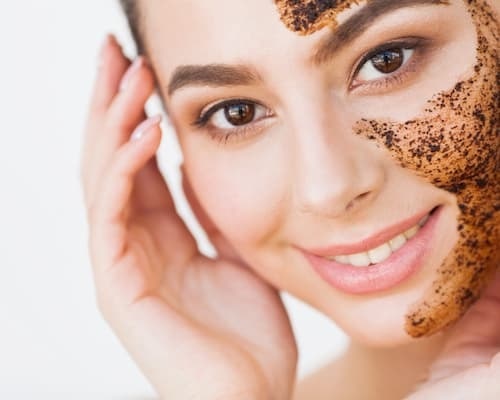 Da trở nên nhạy cảm hơn và dễ bị kích ứng, đặc biệt trong mùa đông khi điều kiện thời tiết khắc nghiệt. 