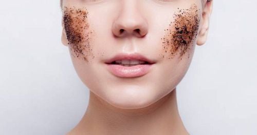 Cần tránh tẩy tế bào chết ở các vùng da nhạy cảm như quanh mắt, môi hoặc vùng da đang bị kích ứng.    