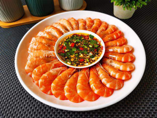 luoc-tom-khong-can-cho-nuoc-chi-them-thu-nay-vao-noi-tom-van-ngot-ngon-nhu-thuong-4-1650940590-244-width640height480