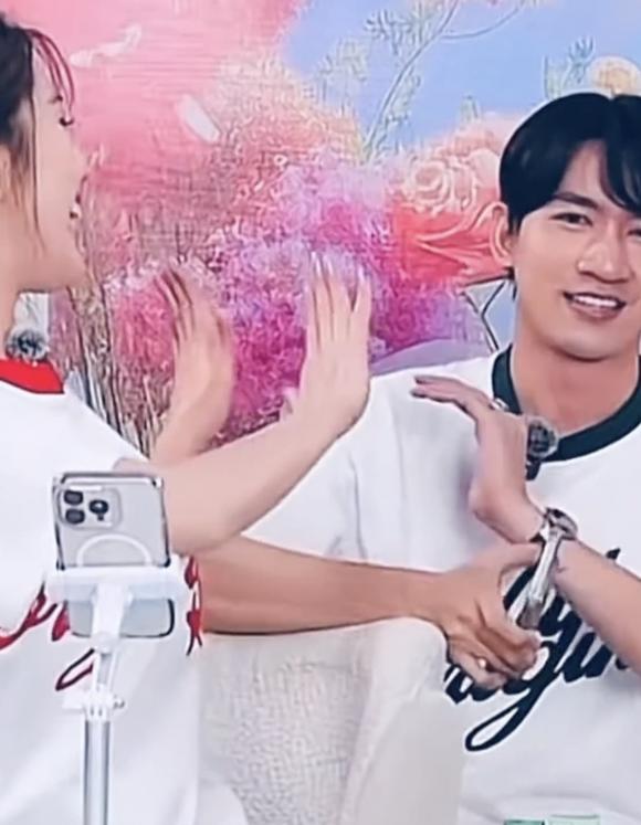 Võ Cảnh không giấu được sự bối rối nhưng vẫn lịch thiệp gửi lời cảm ơn tới Thuý Ngân.
