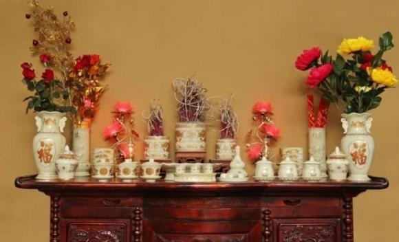 Đặt bàn thờ đối diện cửa chính hoặc cửa sổ là một sai lầm phổ biến trong nhiều Shbet111 slot, casino, thể thao, xổ số. 