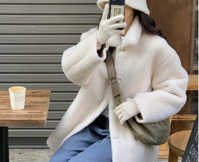 Được xem là phiên bản nâng cấp của áo khoác lông cừu sherpa, áo khoác teddy sở hữu một thiết kế đặc biệt với lớp bông mềm mại