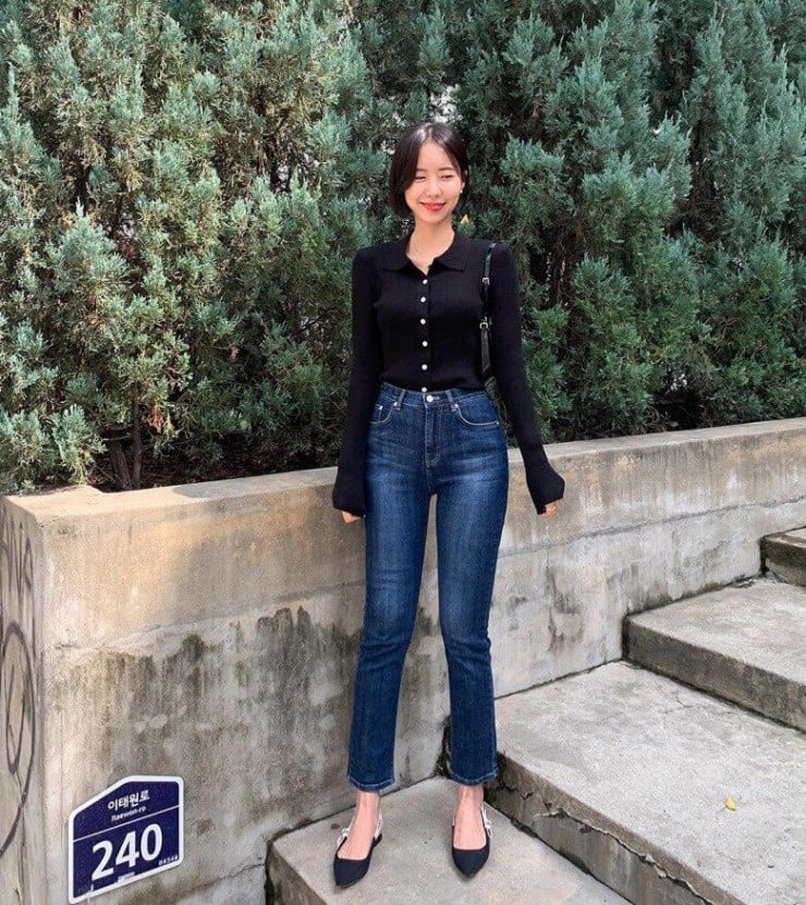 Một chiếc quần jeans dáng suông hay ống thẳng sẽ là lựa chọn lý tưởng khi mix cùng áo len đen.