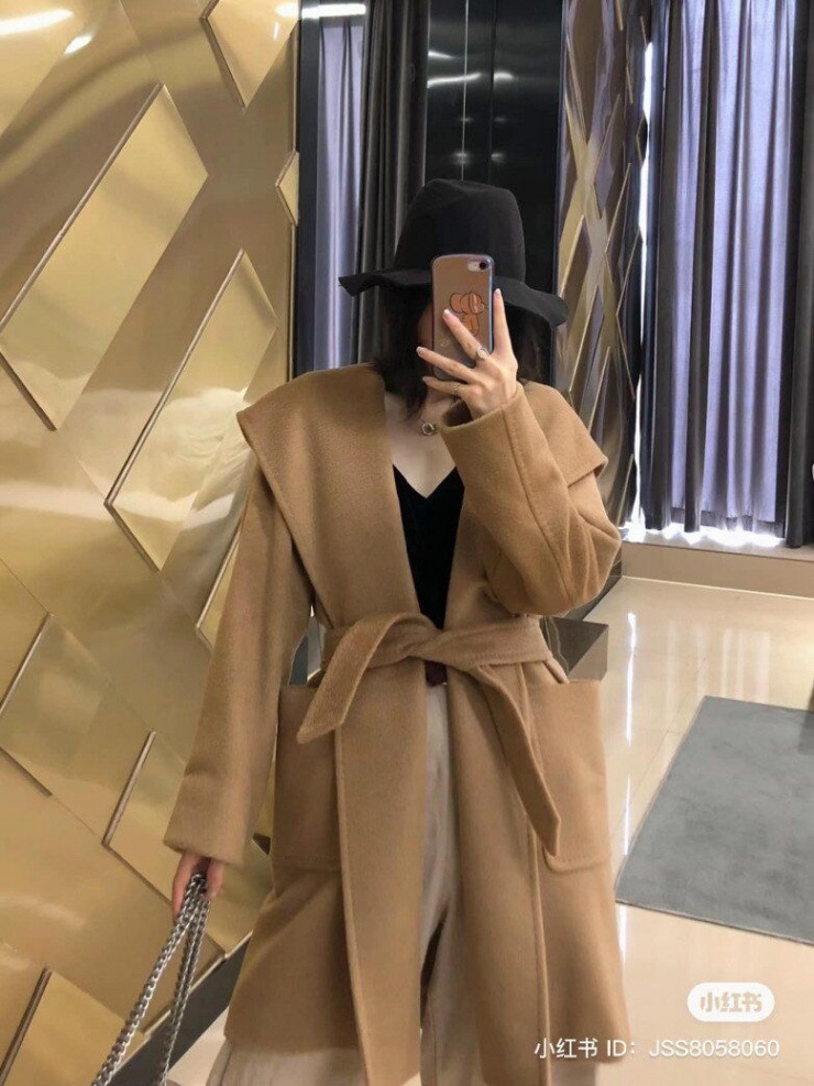 Vào những ngày trời lạnh hơn, bạn có thể mix áo len đen với một chiếc áo khoác dáng dài màu camel hoặc xám để thêm phần sang trọng