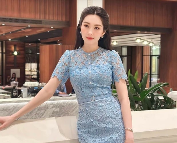 Một chiếc váy hoa màu xanh pastel không chỉ mang đến vẻ ngoài ngọt ngào mà còn giúp phái đẹp tôn dáng 