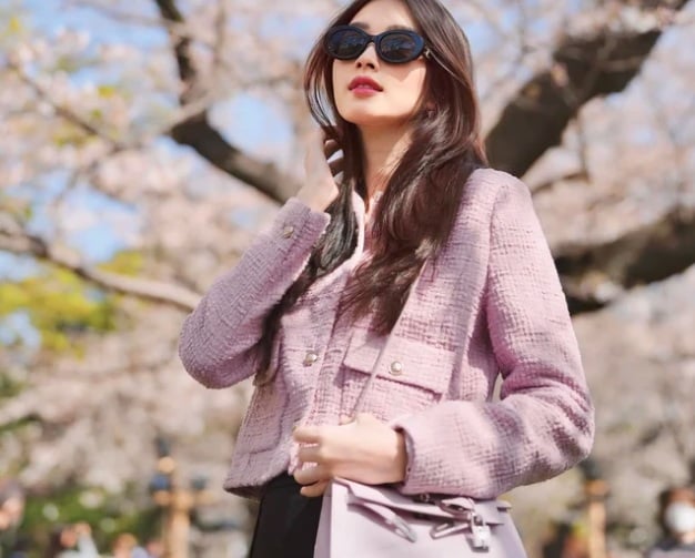 Áo khoác vải tweed màu tím pastel là điểm nhấn nổi bật trong set đồ của Đặng Thu Thảo.