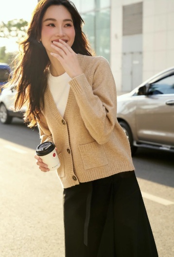Áo cardigan màu be kết hợp với áo thun trắng và chân váy đen tạo nên bộ Shbet999 com đăng nhập vừa nhã nhặn, vừa trẻ trung.