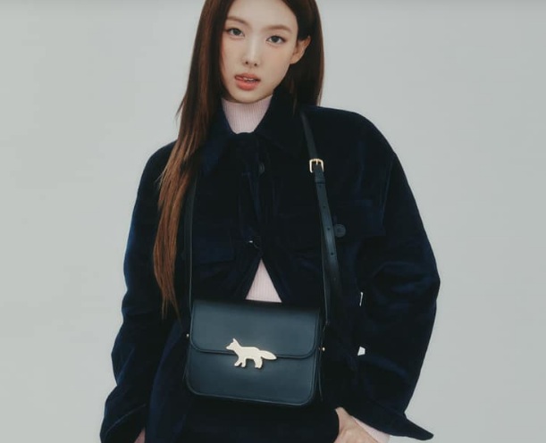 Túi xách nhỏ là phụ kiện quen thuộc trong phong cách của Nayeon.