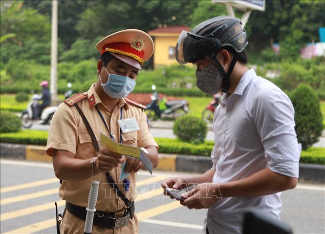 Theo quy định tại khoản 1 Điều 56 Luật Xử lý vi phạm hành chính 2012 thì cảnh sát giao thông được phép thực hiện xử phạt vi phạm hành chính mà không cần phải lập biên bản trong trường hợp xử phạt cảnh cáo hoặc phạt tiền đến 250.000 đồng đối với cá nhân, 500.000 đồng đối với tổ chức.