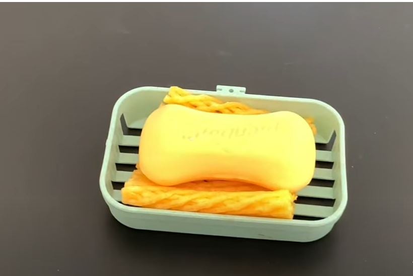 Sử dụng lưới bọc trái cây để giữ cho bánh xà phòng luôn khô ráo.