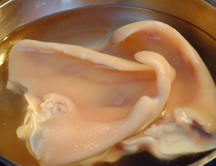 Tai heo làm sạch