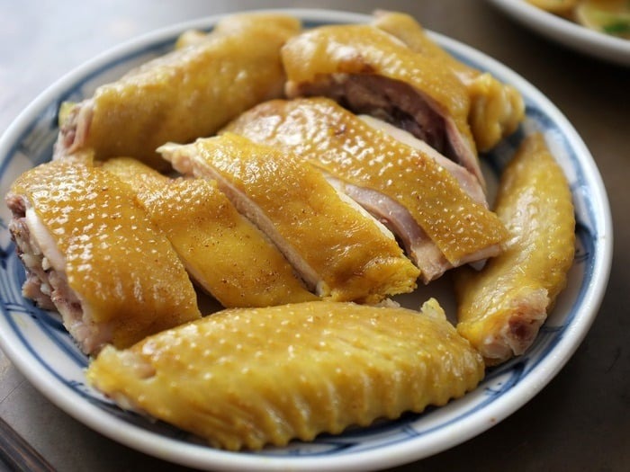 Đặt gà vào nồi, đổ nước lạnh ngập gà, sau đó mới bắt đầu đun. 
