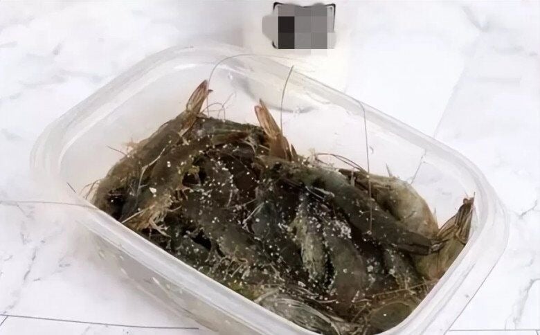 Trước tiên, rửa sạch tôm bằng cách ngâm trong nước một khoảng thời gian ngắn, sau đó rửa kỹ nhiều lần để loại bỏ bùn đất và tạp chất bám trên vỏ tôm, tiếp theo dùng khăn giấy hoặc khăn sạch thấm khô tôm sau khi rửa. 