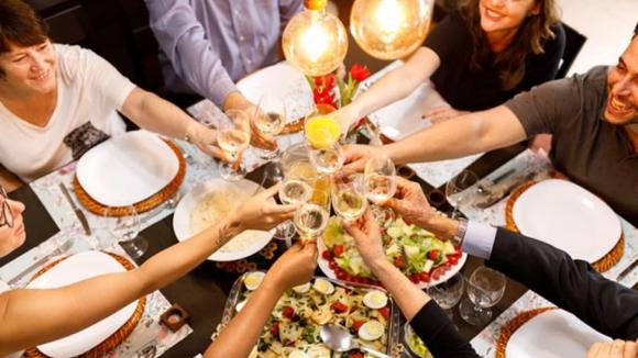 Tiệc tùng cuối năm là cơ hội lý tưởng để bạn kết nối với bạn bè mới hoặc củng cố các mối quan hệ hiện tại.