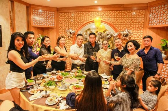 Khi tham dự các buổi tiệc tất niên hay tiệc nội bộ của công ty, bạn không nên dẫn theo người ngoài danh sách mời, vì điều này có thể gây xáo trộn trong việc chuẩn bị của ban tổ chức.