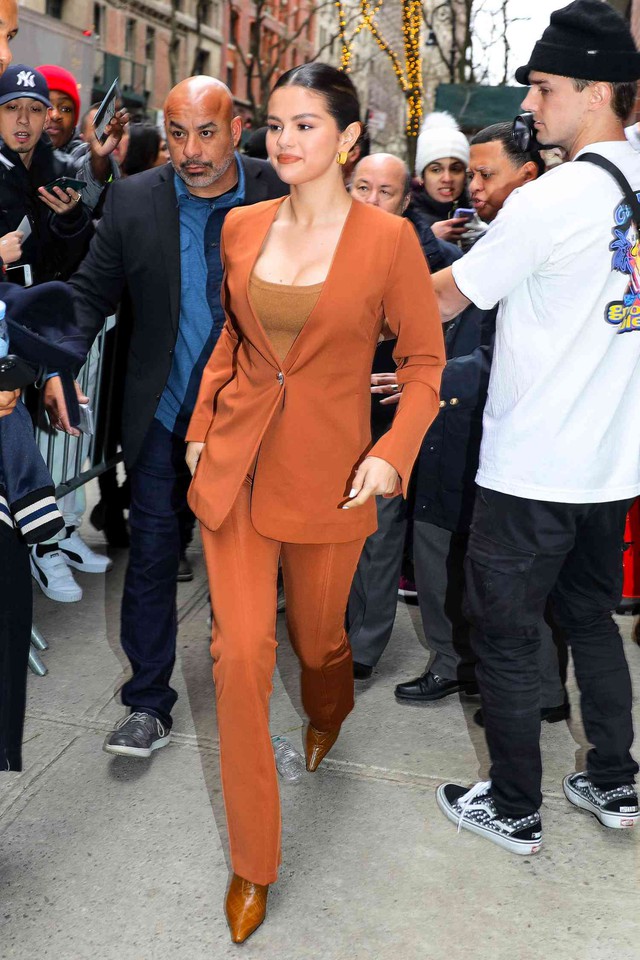 Set đồ gồm áo blazer và quần màu cam đất tạo nên sự quý phái và ấm áp.