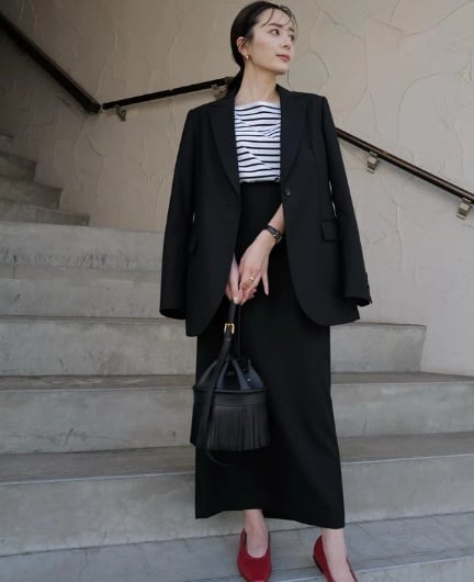 Set blazer và chân váy đen mang lại vẻ nữ tính, trang nhã. 