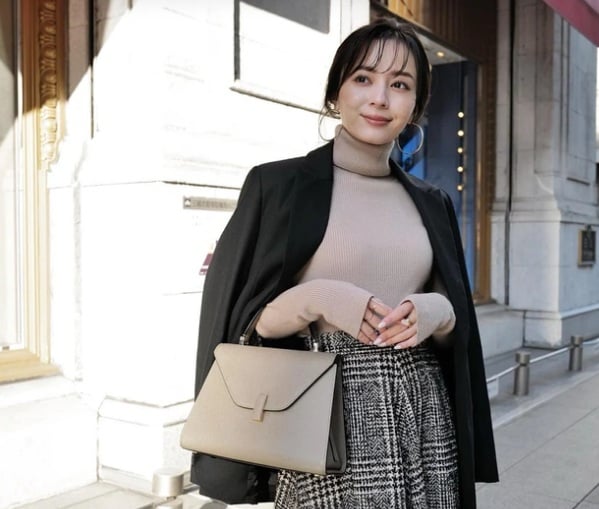 Bộ blazer đen sẽ hoàn thiện sự tinh tế, giúp bạn tự tin khi đi làm hoặc chúc Tết.