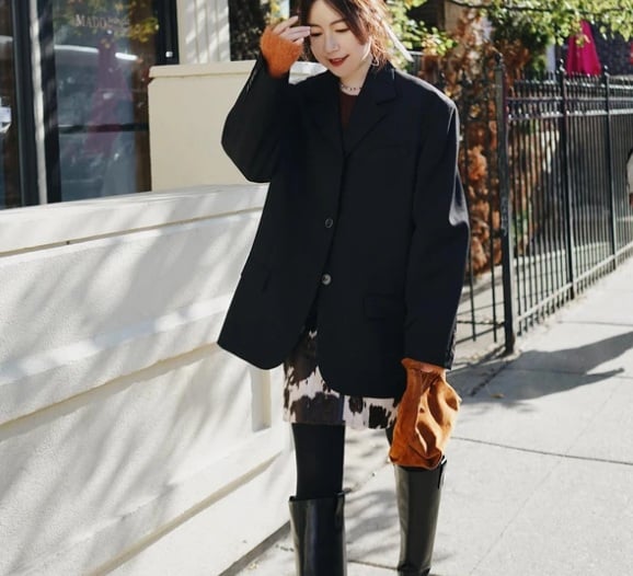Hãy chọn legging đen và boots cao cổ. Outfit này vừa quyến rũ vừa thích hợp cho các bữa tiệc.
