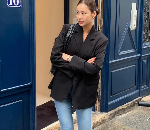 Phụ kiện vàng như khuyên tai hay đồng hồ sẽ làm set đồ thêm nổi bật.