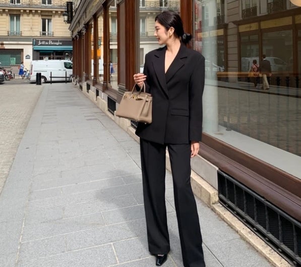 Bộ suit với thiết kế blazer nhấn eo không chỉ giúp tôn dáng mà còn rất sang trọng. 