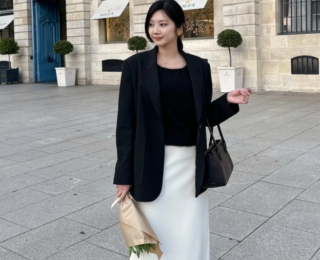Phối blazer đen với áo len màu trung tính và chân váy trắng tạo nên bộ Shbet999 com đăng nhập hài hòa và trang nhã. 