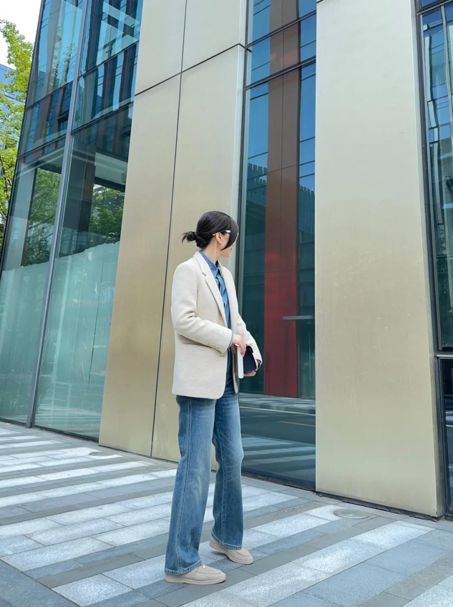Chiếc quần jeans ống rộng mang lại cảm giác thoải mái, đồng thời giúp che khuyết điểm ở chân