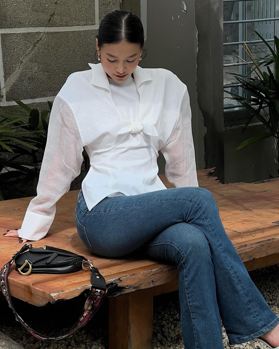 Cô kết hợp quần jeans với các item khác nhau, từ áo thun kẻ ngang, áo sơ mi